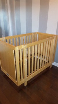 Lit de bébé avec matelat/ Baby Crib with mattress