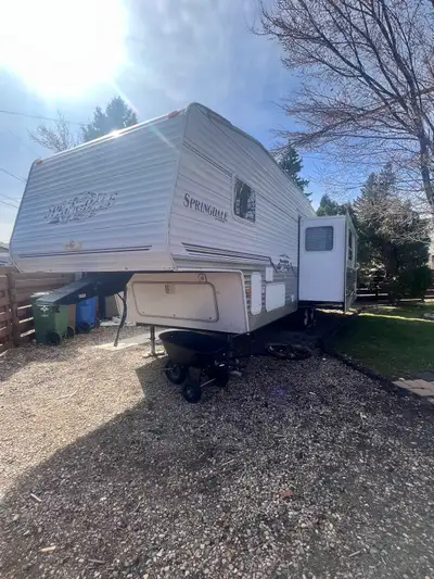 2006 keystone Springdale fifth wheel.. 30ft Has new battery, new power jacks in front, new spring un...