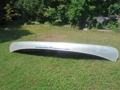 Excellent condition. The perfect model for trips where maneuverability and portaging are a factor. O...