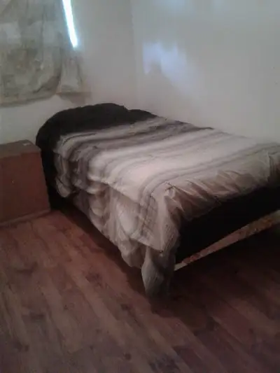 ROOM FOR MALE FURNISHED VACANT PH 403 667 7854