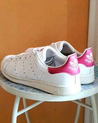 Chaussure adidas stan smith taille 9-9.5 USA 