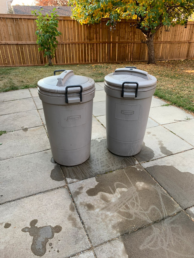 Rubbermaid 32 gallon wheeled Garbage bins Outdoor Tools & Storage