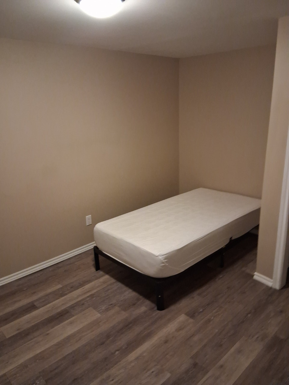 One Bdrm basement apt. Close to Intercity /  Private entrance 5