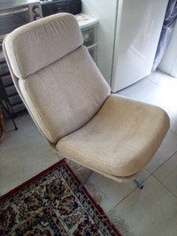 Swivel lounge chair