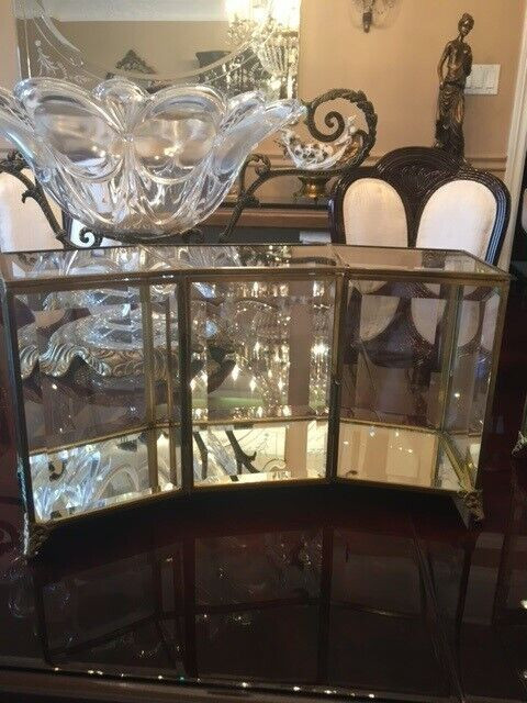 A PAIR OF EXQUISITE ANITIQUE DISPLAY CASES in Arts & Collectibles in Mississauga / Peel Region - Image 4