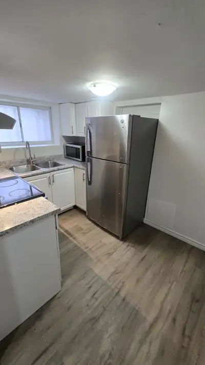 Room near Port Credit Go Station Mississauga