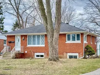 3-Bedroom 1 bathroom Main Floor Unit for Lease in South Windsor Available May 1st, 2026 ✨ Property F...