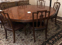 Table antique ronde avec les 8 chaises en excellent état.