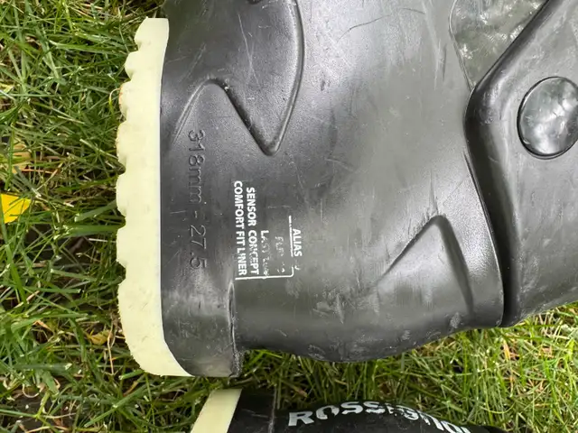 Rossignol ski boots size 27.5 in Ski in Calgary - Image 4