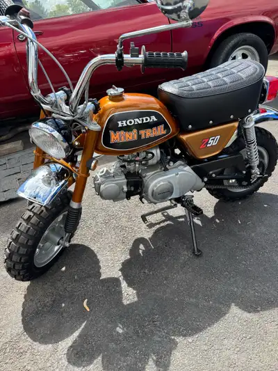 Explorez le charme d'antan avec cette Mini trail Honda Z50 de 1972, avec papier une véritable capsul...