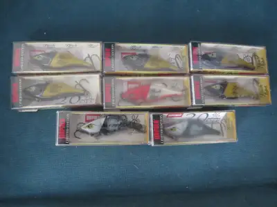 Article de Pêche. 8 Rapala. Vendu en lot ou séparément. Informations et prix sur demande. Article ne...