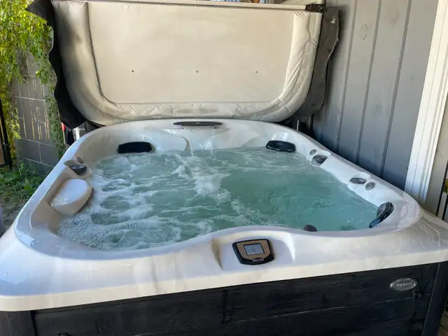 2021 Jacuzzi J-435 Hot Tub - Lightly Used