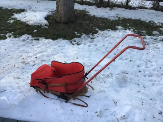 ANTIQUE FLEXIBLE FLYER PUSH SLED/STROLLER, (infant) in Arts & Collectibles in Markham / York Region - Image 2