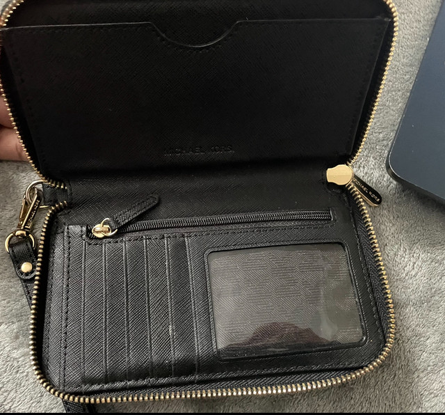 Michael Kors Leather Continental Wristlet  in Women's - Bags & Wallets in Oshawa / Durham Region - Image 3