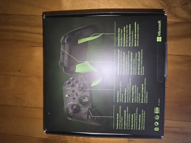Xbox One 20th anniversary retro controller in XBOX One in City of Montréal - Image 5