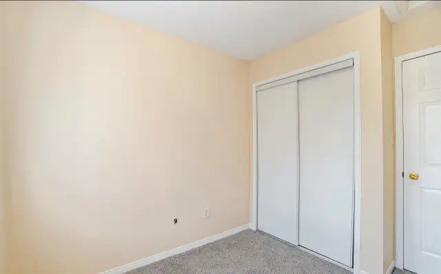 1 bedroom for rent on upper floor  in Room Rentals & Roommates in Mississauga / Peel Region - Image 4