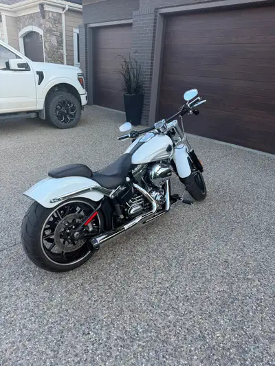 Selling a 2016 Breakout. 5200km Aftermarket pipe Asking $20,000