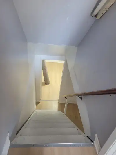 Beautiful two bedrooms Basement Apartment. Small place very quiet and nice close to Liverpool beach...