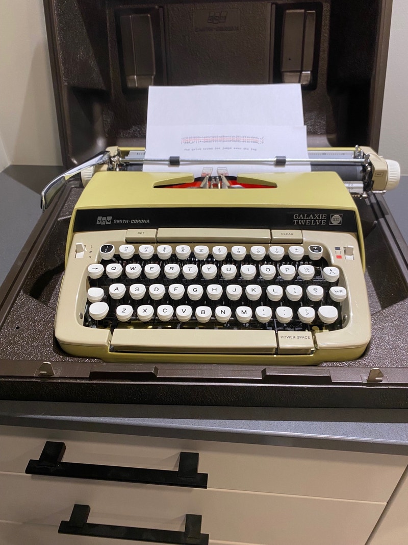 1970 Smith Corona Galaxie 12 Manual Typewriter w Case Arts