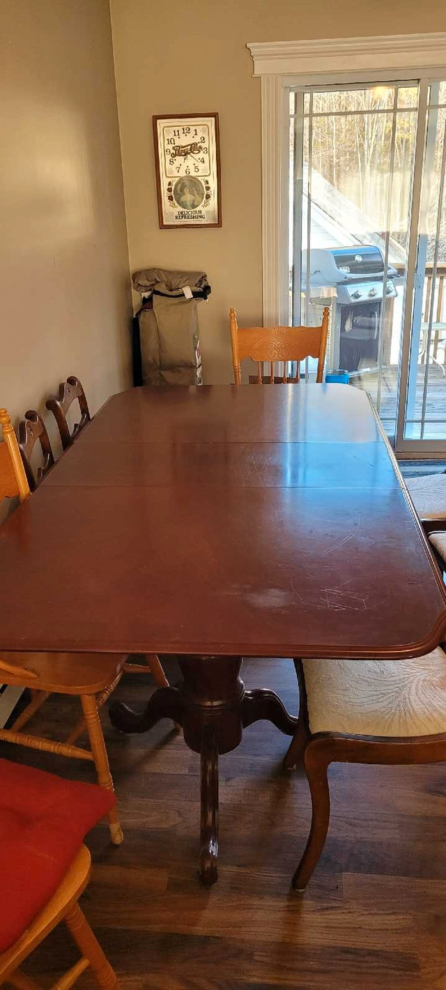 Vintage table and chairs dans Mobilier de salle à manger et cuisine  à Bedford - Image 2