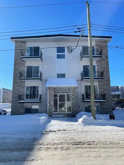 Bienvenue dans cet appartement 4 1/2 situé à Longueuil, disponible en mars! Cet espace confortable c...