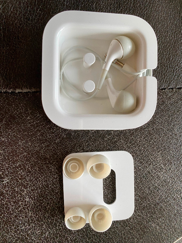 Apple Earbuds with 3.5mm Headphone Plug in Headphones in Mississauga / Peel Region - Image 2