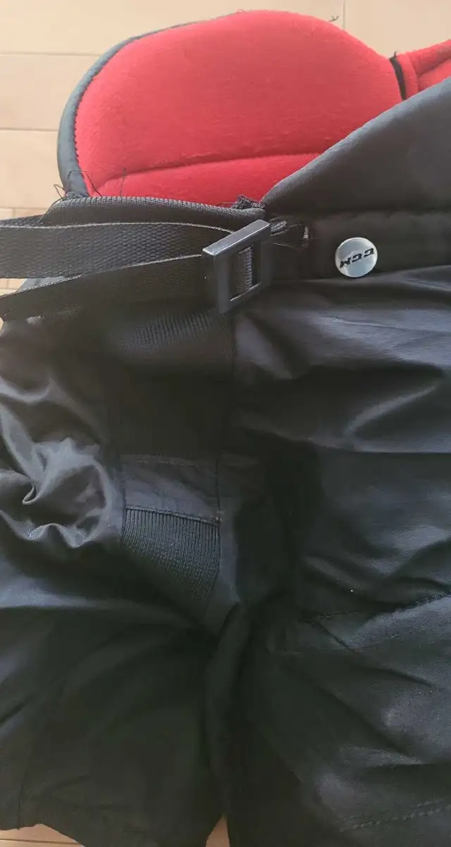 Youth XLarge CCM Hockey Pant in Hockey in Calgary - Image 6