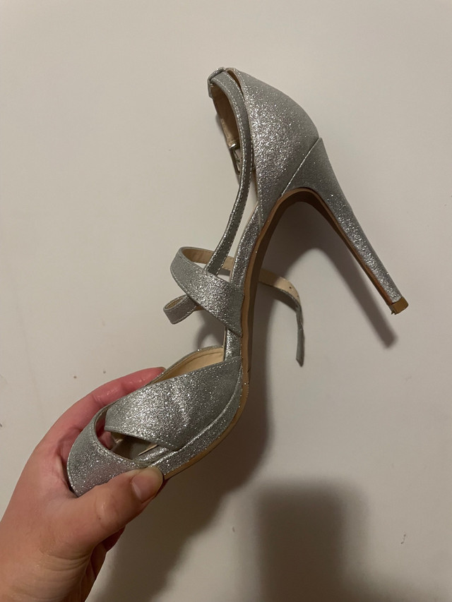 Le Chateau Silver Sparkly Sequin Heels (Size 39) in Women's - Shoes in Mississauga / Peel Region - Image 2