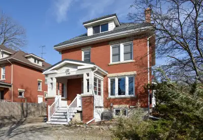 Spacious unit at the north side of the University of Guelph. Short walk to OVC and Lang Hall. This u...