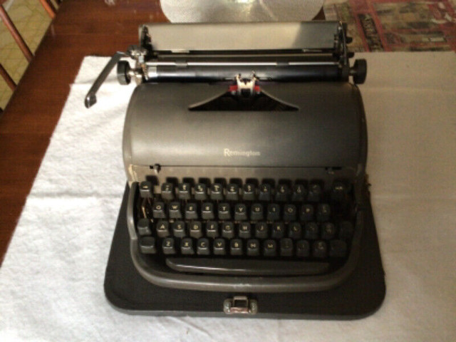 Vintage Remington Typewriter in Arts & Collectibles in Sault Ste. Marie - Image 3