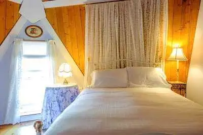 room ensuite bath avail Aug 1st