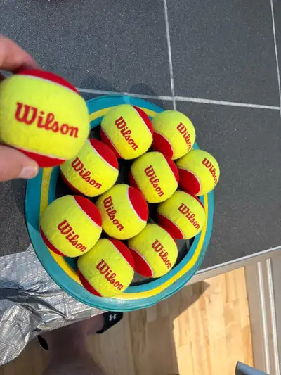 Tennis pour débutant. Raquette sac balles comme neuf. Prix bas et ferme. Pas négocier. Wilson Monfil...