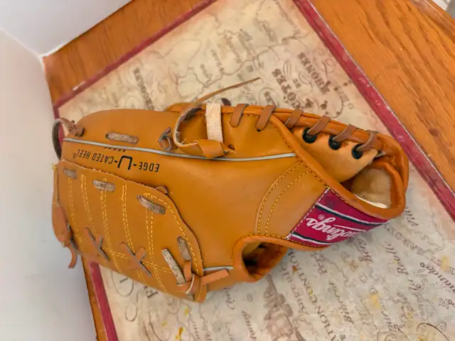 Rawlings RBG160 Baseball Glove - Like New Lacing / Soft Leather in Baseball & Softball in London - Image 4