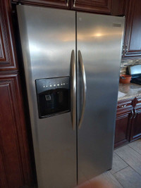 Fridgidare 26 Cft steel 2 Dr fridge with ice & water dispenser