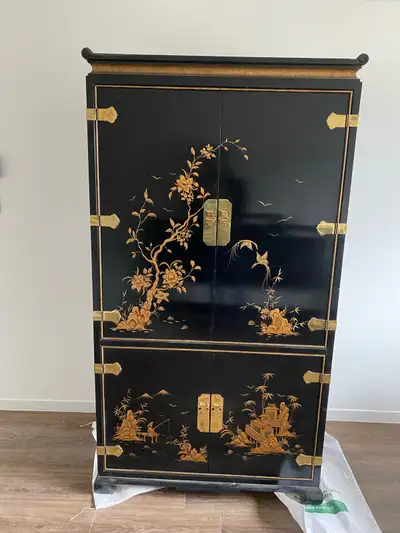 Cette magnifique armoire en bois laqué noir est une pièce maîtresse qui apportera une touche d'éléga...