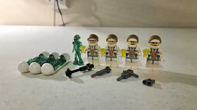 Lego Mars Mission - MB-01 Eagle Command Base (7690) in Toys & Games in Winnipeg - Image 9