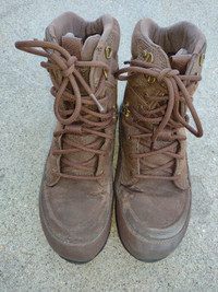 Ladies Uggs Winter Boot,9Med., gently used -$10