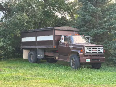 Like new radial tires , very good roll tarp and a very good hoist ! Ready to haul on the crop ! Aski...