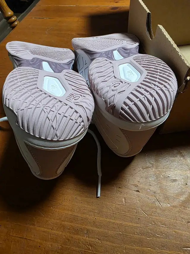 Asics Gel Rocket 11 women's size 6 in Women's - Shoes in Norfolk County - Image 7