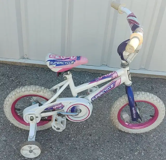2 LITTLE GIRLS BIKES WITH TRAINING WHEELS in Kids in London - Image 4