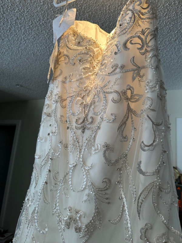 WToo Wedding Dress Size 6 (Suggested Retail $2800) MAKE AN OFFER in Wedding in Edmonton - Image 2
