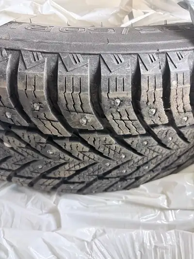 Bonjour, je mets en vente mes pneus d’hiver cloutés (un hiver d’utilisation). Ioniq 5 Preferred AWD...