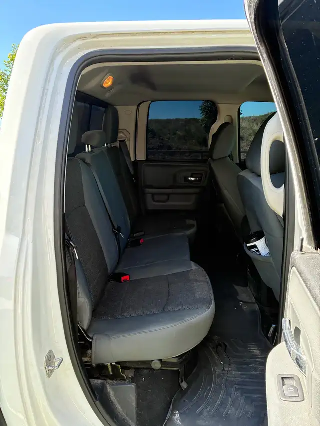 2014 Dodge Ram 1500 SLT 5.7L Hemi - 160KM525321610692536326