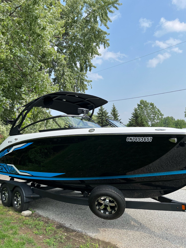 2021 Yamaha 252XE Jet Boat (only 24 hours) in Powerboats & Motorboats in Leamington - Image 3
