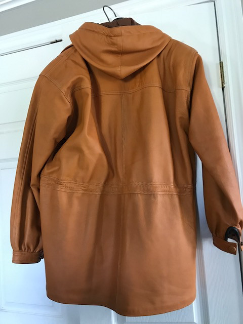 Woman's Leather Coat, medium size, silk lining, metal zipper, in Women's - Tops & Outerwear in Stratford - Image 2