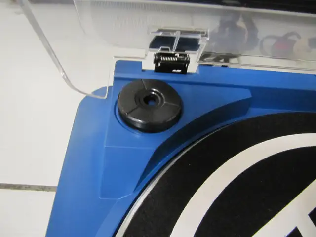 Audio Technica Model AT-LP60 Stereo Turntable Like New Condition in Arts & Collectibles in Mississauga / Peel Region - Image 7