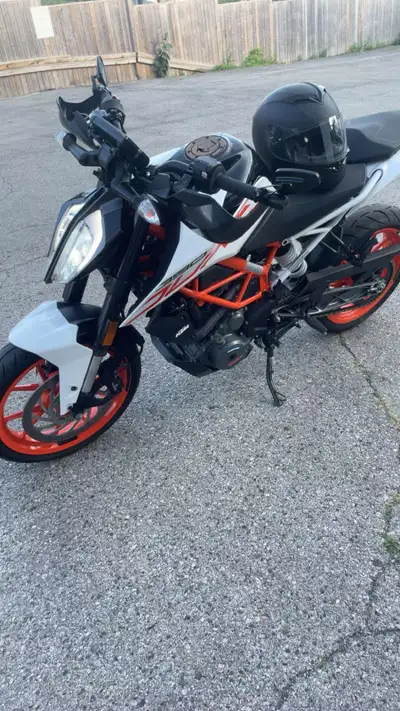 2019 ktm duke 390cc naked bike. This is a perfect bike for beginner riders only 10000 kilometres own...