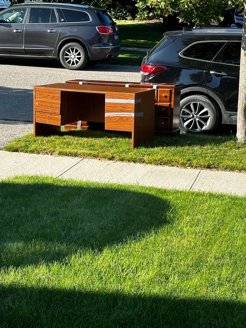 free dresser w mirror and desk Dressers & Wardrobes Brantford Kijiji