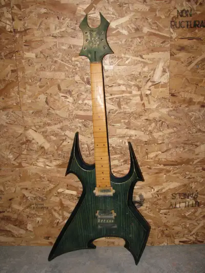 Corps de guitare fait maison. Inspiration du modèle BEAST de B.C. Rich. Le ''body'' est fait de frên...