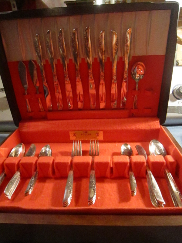 LILAC TIME silverware set, Service for 8 in Arts & Collectibles in Flin Flon - Image 2